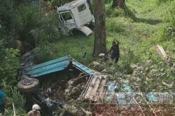 දර ප්රවාහනයකළ ලොරි රථයක් ප්රපාතයකට පෙරළී බිහිසුණු අනතුරක්