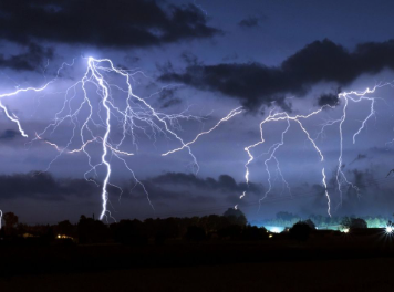 ප්රබල අකුණු සහිත කාලගුණයෙන් අනතුරු ඇඟවීමක්!