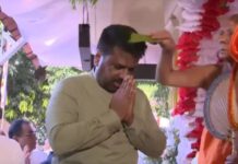 ජනපති නැකතට හිස තෙල් ගා ආශිර්වාද ගනියි (වීඩියෝ)