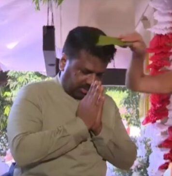 ජනපති නැකතට හිස තෙල් ගා ආශිර්වාද ගනියි (වීඩියෝ)