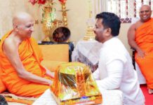 ජනපති මල්වතු මහා නාහිමි බැහැදැක අලුත් අවුරුද්දට ආශිර්වාද ලබා ගනී