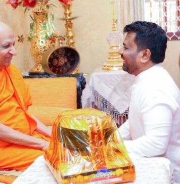 ජනපති මල්වතු මහා නාහිමි බැහැදැක අලුත් අවුරුද්දට ආශිර්වාද ලබා ගනී