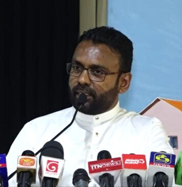 ගල් අඟුරු නෙවෙයි දැලි අඟුරු පාවිච්චි කරලා හරි විපක්ෂයට අපිව පෙරලගන්න ඕනේ. විපක්ෂය වැටුණු වල මෙන්න! (VIDEO)