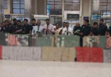 දුම්වැටි තොගයක් සමග චීන ජාතිකයෙකු රේගු භාරයට