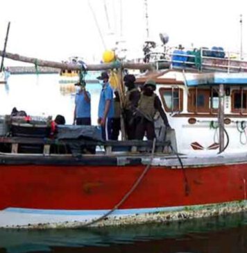 මත්ද්රව්ය ඇති බවට සැක ධීවර යාත්රාව දික්ඕවිට වරායට