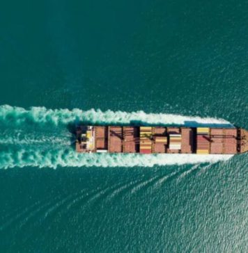 ප්රංශ නැවක් හෝමූස් හරහා ලමන් කරයි