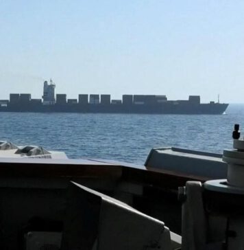 ඉරාන ධජය සහිත නෞකාවක් අමෙරිකානු නාවික හමුදා භාරයට