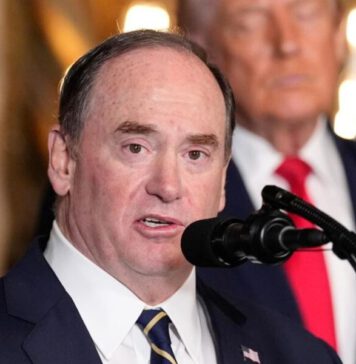 ඇමරිකා නාවික හමුදා ලේකම් ඉල්ලා අස්වෙයි