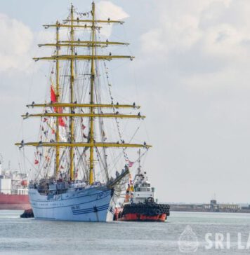 කොළඹ වරායට පැමිණි රුවල් නැව (ඡායා)