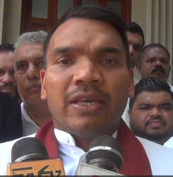 මහ දවල් ආණ්ඩුව මුදල් අමාත්යාංශය මංකොල්ල කාලා – ඔක්කොම වැඩ පික්පොකට් න්යායෙන්!(VIDEO)