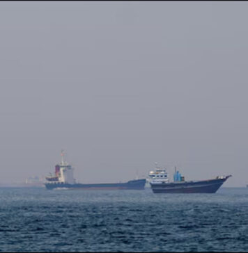 හෝමූස් හරහා ගමන්කළ නැව් දෙකක් ඉරාන හමුදා භාරයට