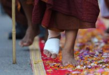 සාම පා ගමනට එක්වූ හිමි නමක් රෝහල්ගත කරයි