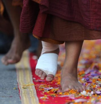 සාම පා ගමනට එක්වූ හිමි නමක් රෝහල්ගත කරයි