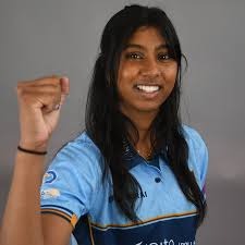 කොල්ලන්ගෙ ටීම් එකටත් ගහපු ලංකාවෙ කෙල්ල එංගලන්ත කණ්ඩායමට