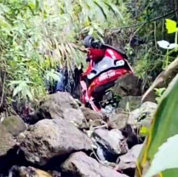 වටවලදී ත්රිරෝද රථයක් අඩි 50 ක ප්රපාතයකට පෙරළෙයි!