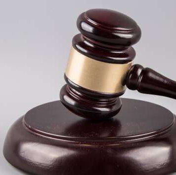 නීතිවිරෝධී මත්පැන් වැටලීමකදී කොස්තාපල්වරයකු වෙඩි තබා ඝාතනය කළ පුද්ගලයාට වසර 18ක නඩු විභාගයකින් පසු මරණ දඬුවම!