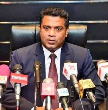 සෙනසුරාදා 12 වෙනකොට අයදුම් නොකළොත් රජයේ සේවයට ගන්නේ නෑමයි – ඇමති නලින්ද සීමාවාසික වෛද්යවරුන්ට කියයි