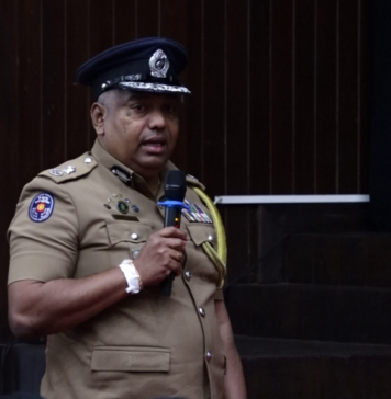 පාගමනේ නිරත මහා සංඝරත්නයට බාධා කරන පුද්ගලයන් ඉවත් කිරීමට පොලීසියෙන් පියවර!